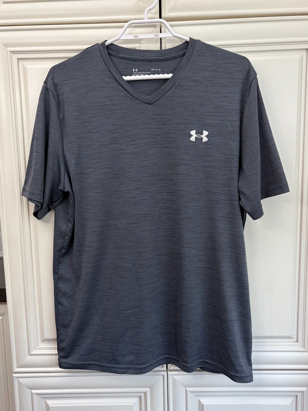 Under Armour men’s loose fit v-neck athletic t-shirt